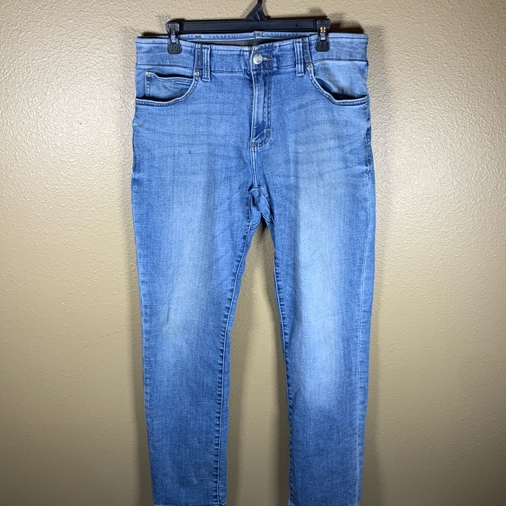Lee Performance Series Jeans. Extreme Motion MVP Straight Fit Tapered Leg